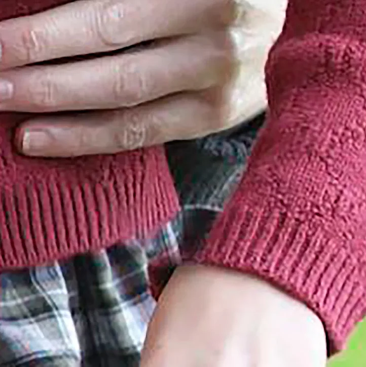 חלק מהשרוול של הקרדיגן שלא התיישר כראוי