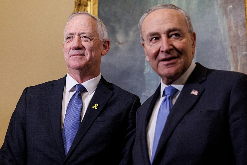 מנהיג הרוב בסנאט, הסנטור צ'אק שומר נפגש עם חבר קבינט המלחמה, בני גנץ