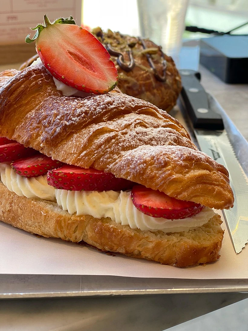 ברד קלאב, קרואסון תותים