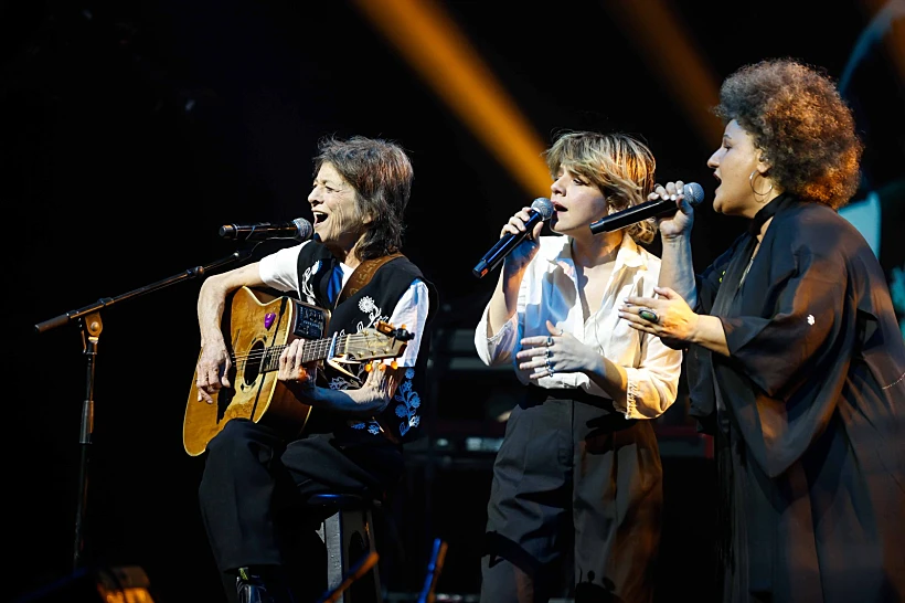 "חברים שרים קורין", קורין אלאל, היכל התרבות 2024, קרולינה