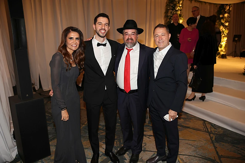 אלונה ואלי ברקת עם בנם והרב הורוביץ