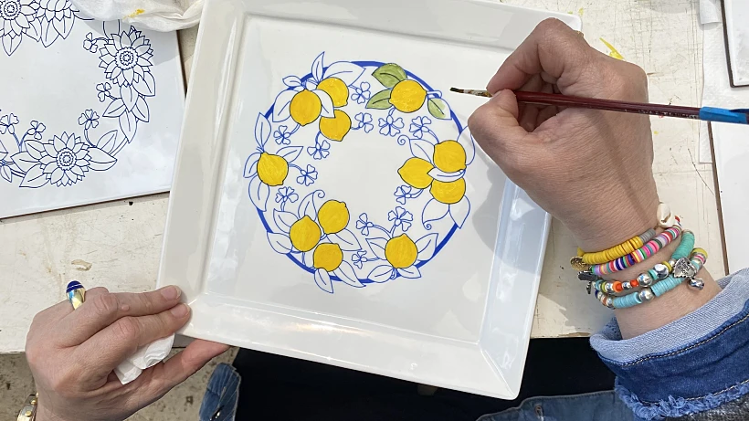 סדנת ציור על צלחות ואריחים עם מוטיבים בסגנון איטלקי של אירית שקד