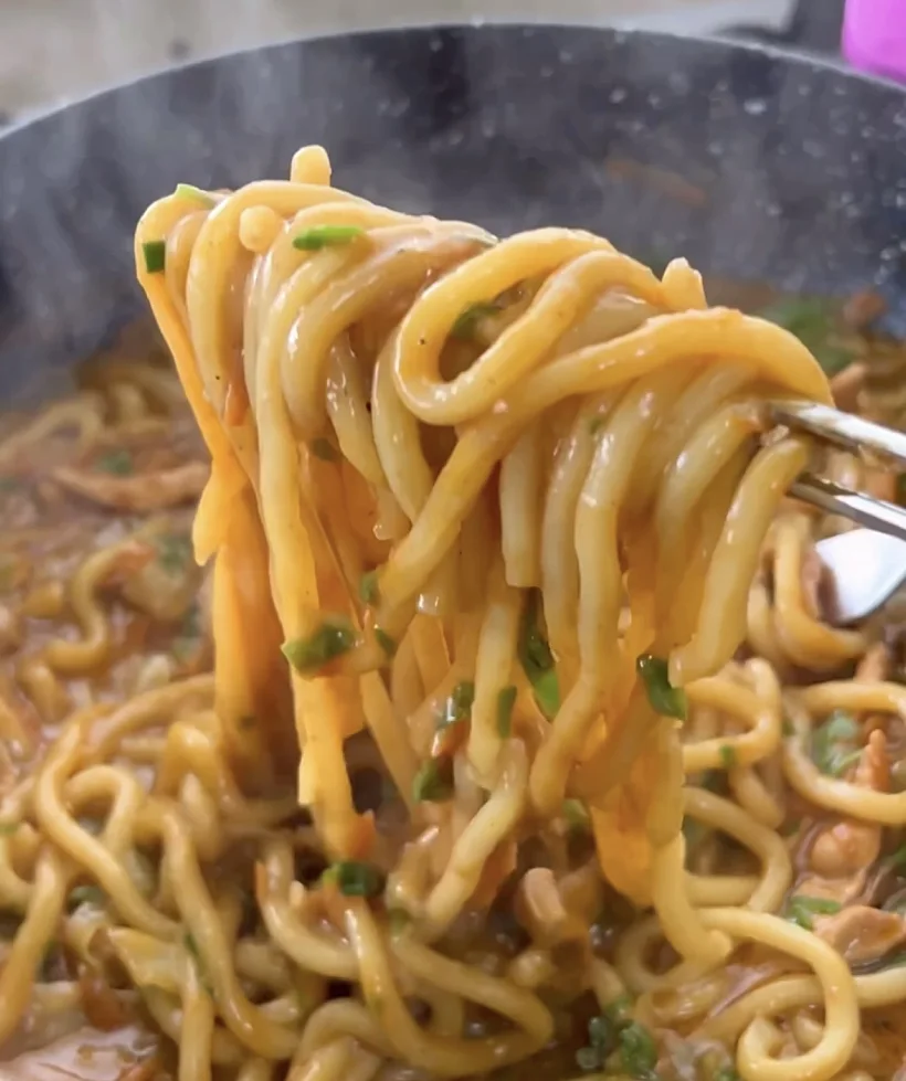 נודלס חמאת בוטנים