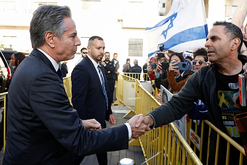 מזכיר המדינה בלינקן משוחח עם משפחות החטופים בתל אביב