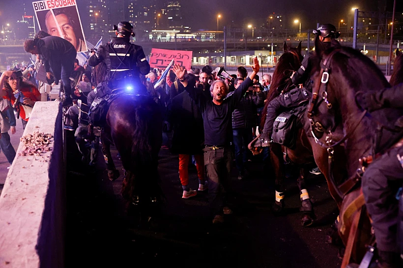 מפגינים נגד הממשלה חוסמים את נתיבי איילון