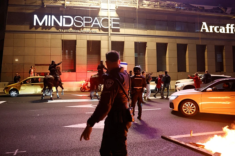 מפגינים נגד הממשלה חוסמים את נתיבי איילון