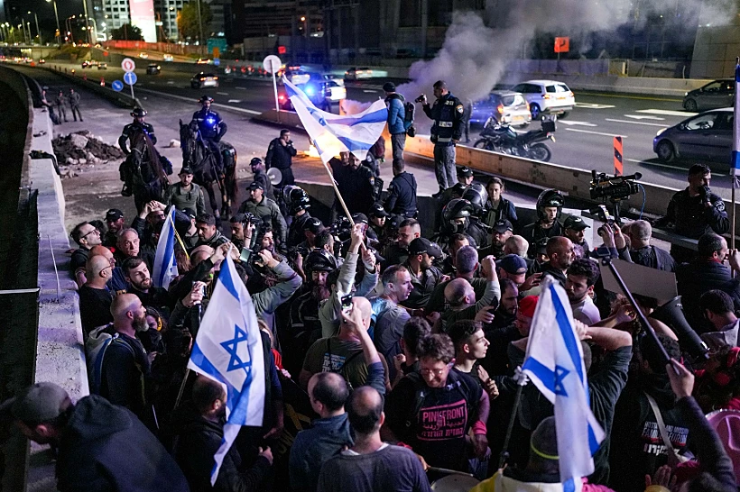 מפגינים נגד הממשלה מנסים לחסום את נתיבי איילון