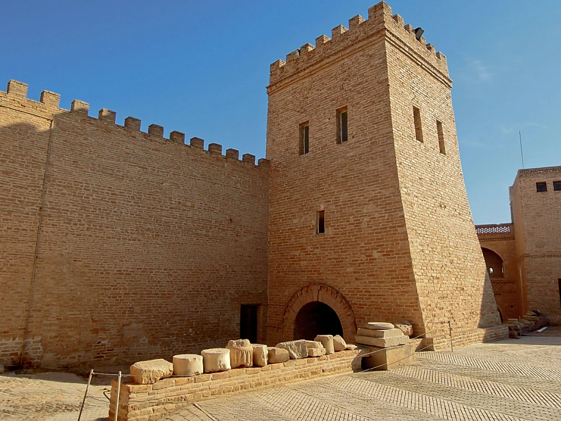 שרידי עמודים מארמון דריווש בשושן, ברקע המבצר של הצוות הארכיאולוגי