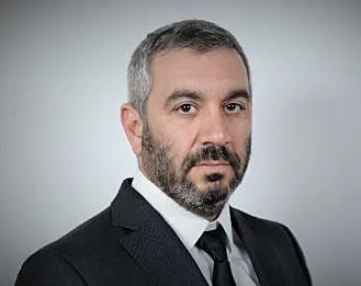 עו"ד תמיר סננס. מייצג את לביא