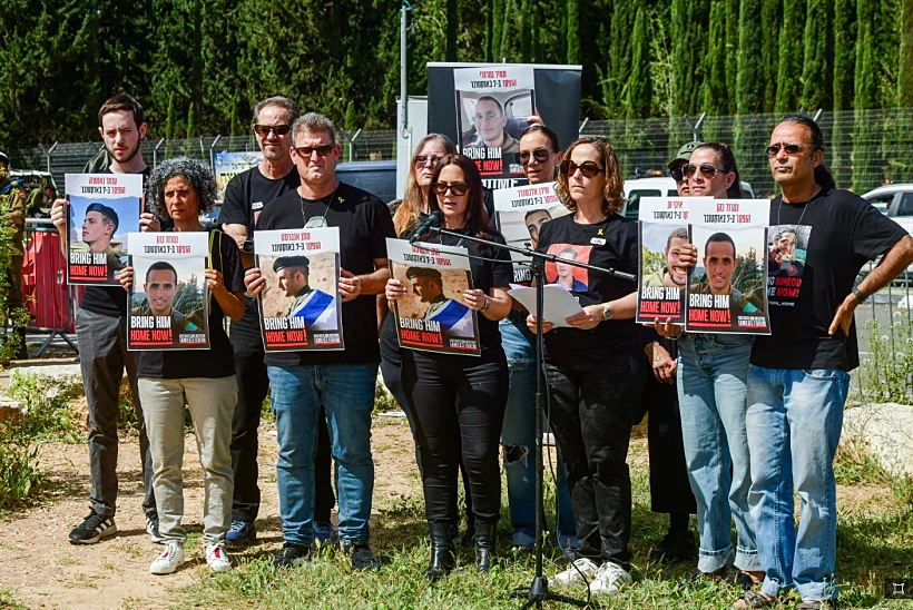 משפחות החיילים החטופים מחוץ ללשכת הגיוס תל השומר