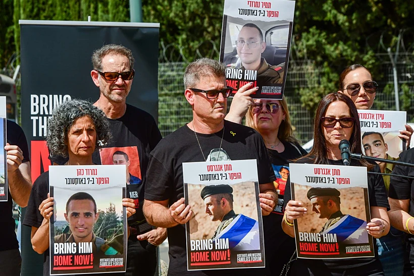 משפחות החיילים החטופים מחוץ ללשכת הגיוס תל השומר