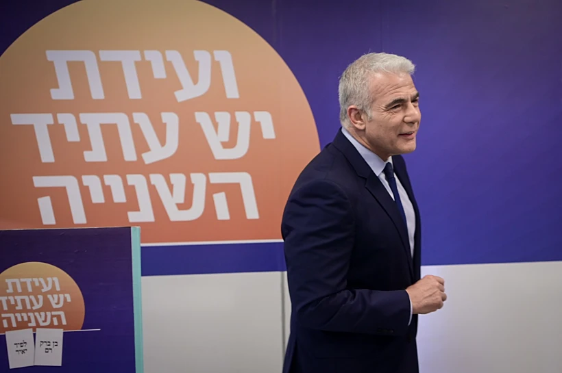 יאיר לפיד מצביע בפריימריז של יש עתיד