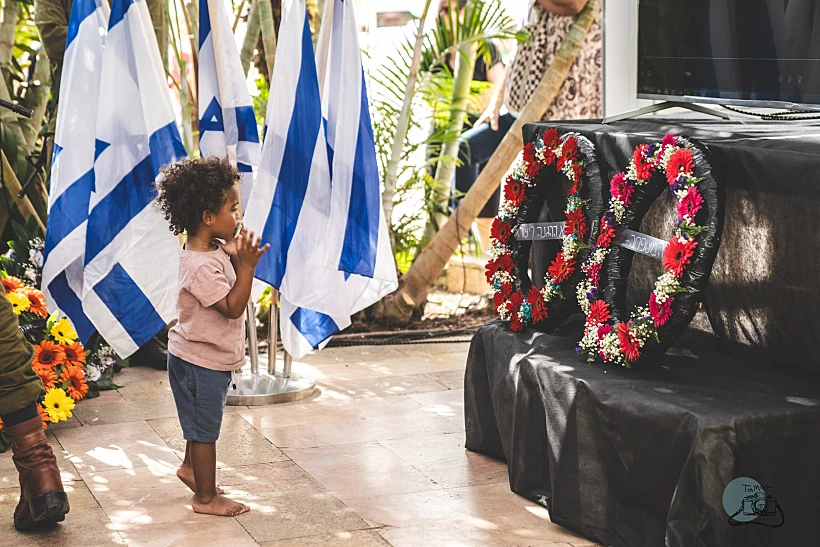 צילום של תמר דוננה בתערוכת תמונות מלחמה בפסטיבל PHOTO IS:RAEL