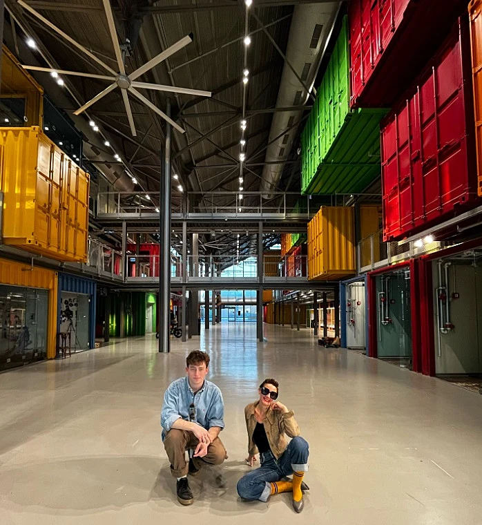 לילי חן ועומר בירנצויג בבית המכולות ביפו