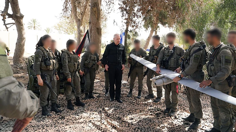 גלנט עם לוחמי יחידת רוכב שמיים חרבות ברזל שר הביטחון