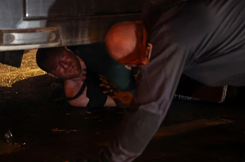 מפגין מתחת למכת"זית בהפגנות בי-ם