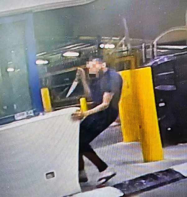 המחבל אוחז בסכין במחסום אליהו לפני שתקף את המאבטחים במקום פיגוע כוכר יאיר ואהב שביטה טירה