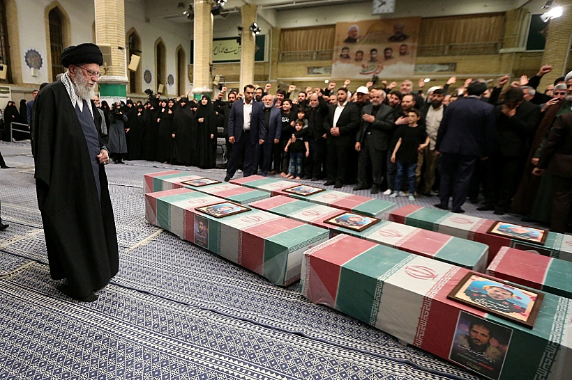 המנהיג העליון של איראן עלי ח'אמנאי חולק כבוד לקצינים שחוסלו בדמשק