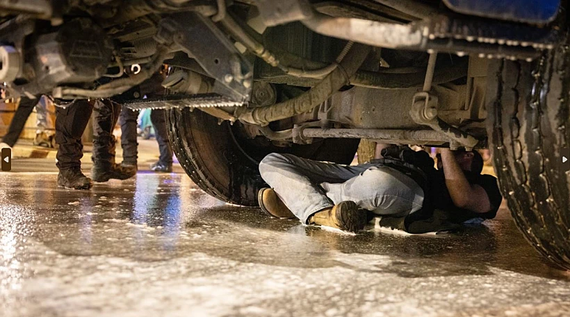 מפגין נשכב מתחת לבואש משטרתי בירושלים, 02.04.24