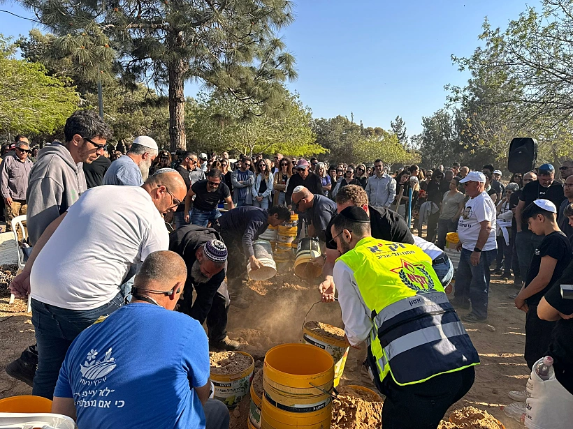 הלוויתו של החטוף אלעד קציר שנרצח בשבי חטופים רצועת עזה