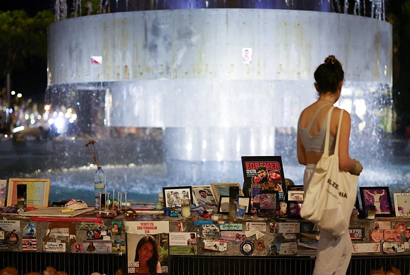 שלטים עם שמות ותמונות חטופים בכיכר דיזנגוף בתל אביב