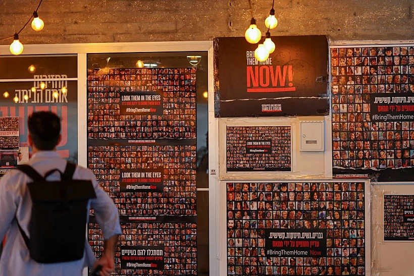 שלטים עם תמונות ושמות חטופים בתל אביב