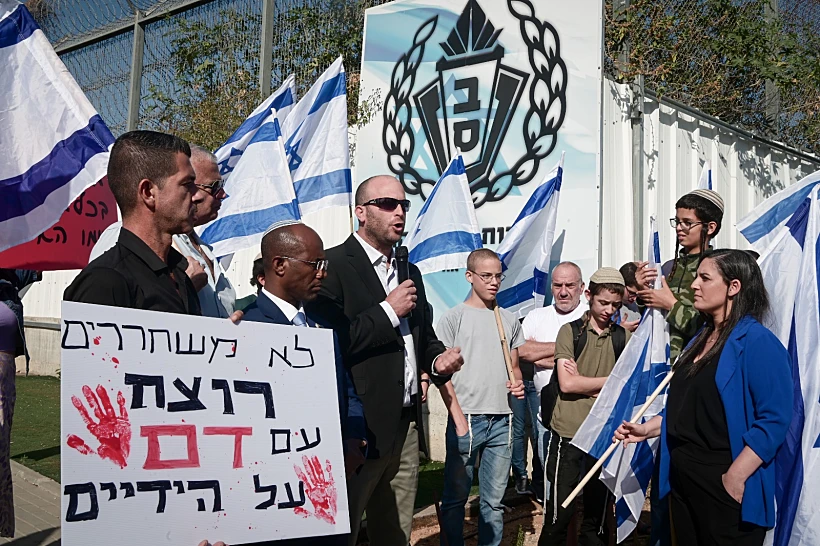 הפגנה נגד שחרורו האפשרי של ואליד דקה, אשתקד מול כלא מעשיהו