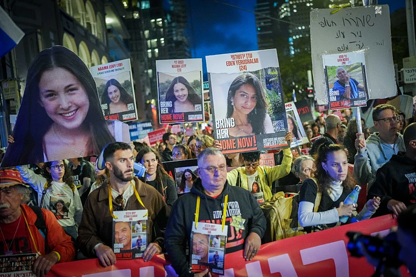 משפחות חטופים צועדות בתל אביב