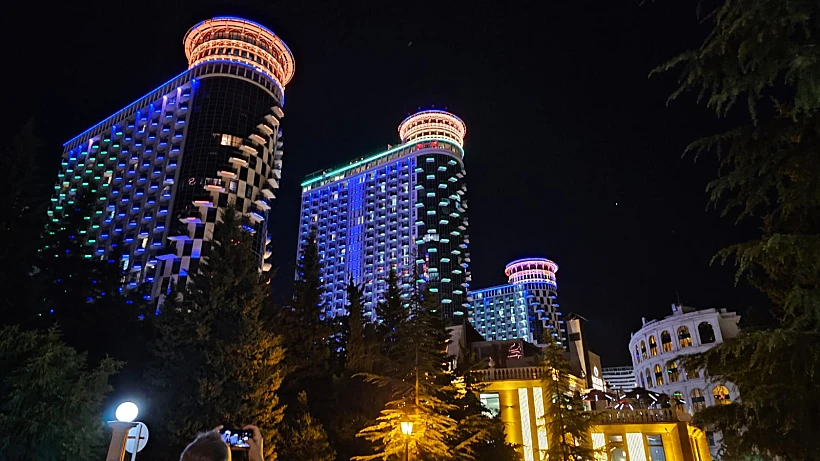 בטומי בלילה