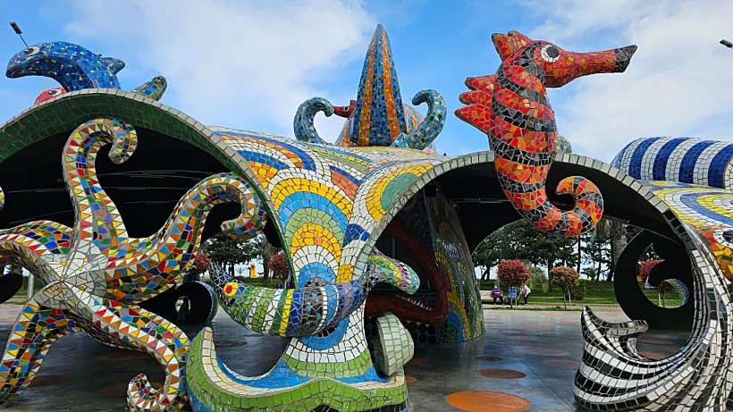 פסל התמנון בטיילת של בטומי