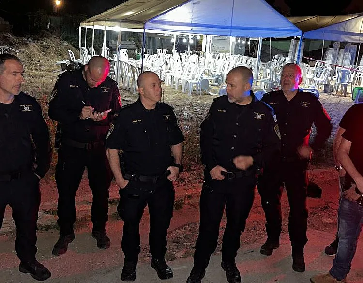 מפקד מחוז מרכב, ניצב אבי ביטון, בהערכת מצב בזירת הרצח בלוד