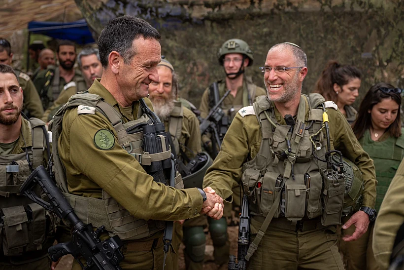 הרמטכ"ל עם לוחמים בגבול לבנון