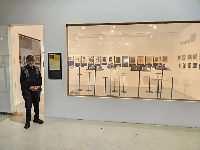 בנו פרידל בתערוכה "תיאטרון החלומות"