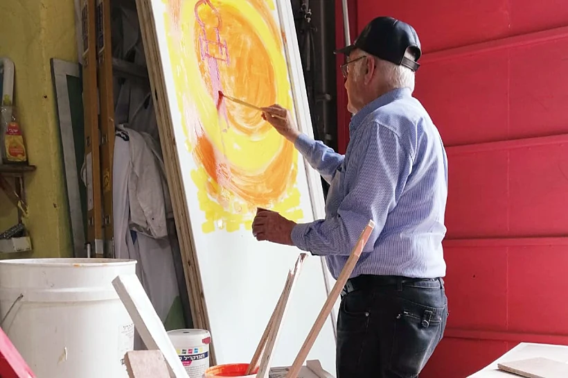 מעצב התפאורה והאמן בנו פרידל