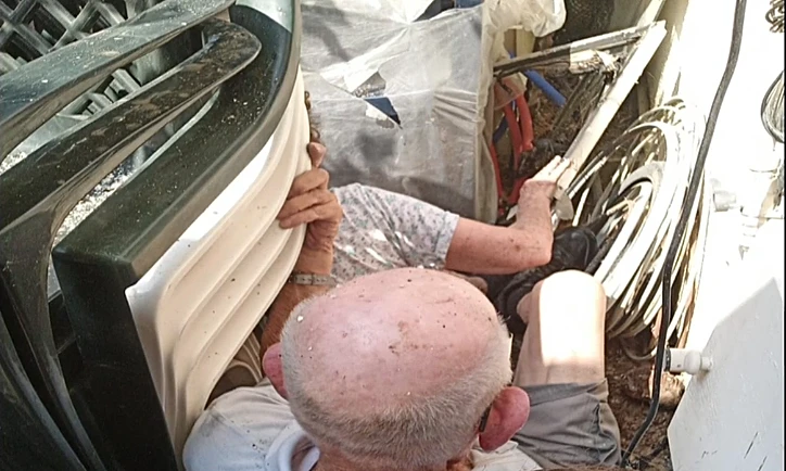 ציפורה מתחבאת בין הכיסאות בחצרה