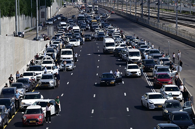 יום הזיכרון לשואה ולגבורה תשפ"ד, 2024 איילון אנשים עומדים צפירה רכבים