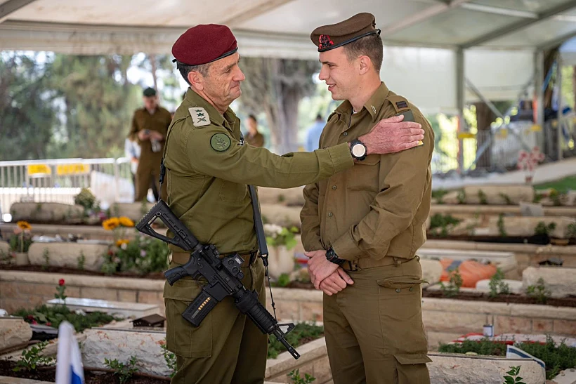 סגן תומר ברנון, מצטיין הנשיא ליום העצמאות ה-76, מעל קברו של מפקדו, סא"ל תומר גרינברג