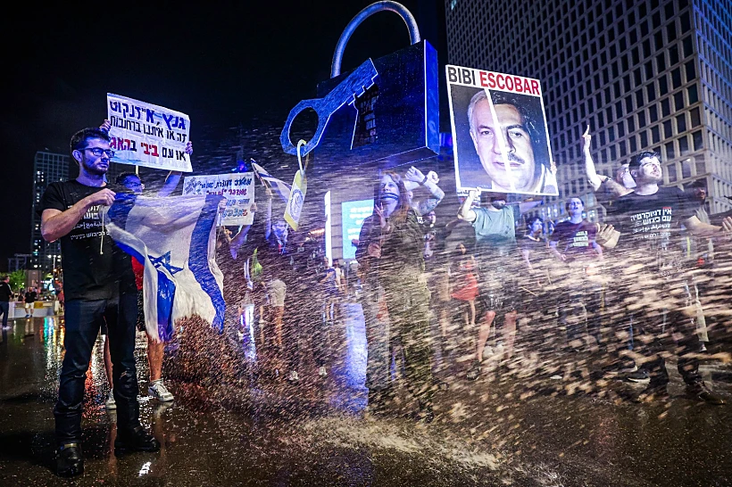 מפגינים למען שחרור החטופים ונגד הממשלה בתל אביב