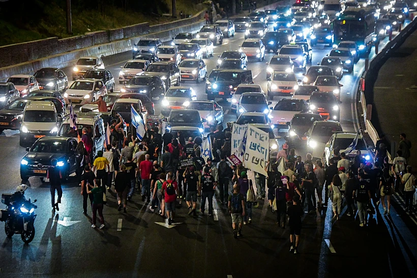 מפגינים חוסמים את איילון