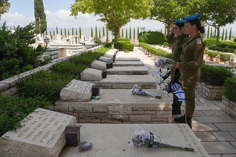 חיילים בבית העלמין הצבאי בקריית שמונה בערב יום הזיכרון