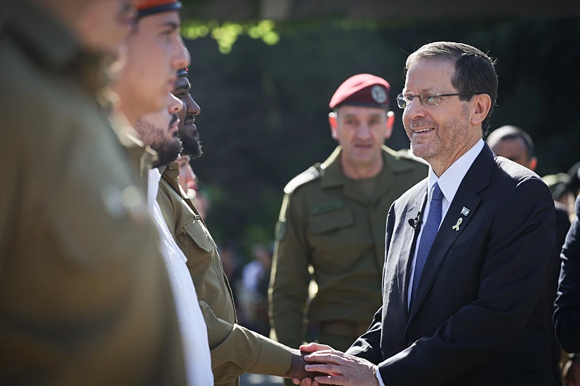 הנשיא הרצוג עם המצטיינים בבית הנשיא