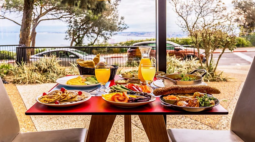 ארוחת בוקר במלון Bay View