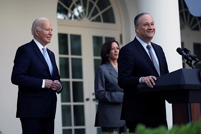 הנשיא ביידן עם סגניתו קמלה האריס ובעלה דאג אמהוף