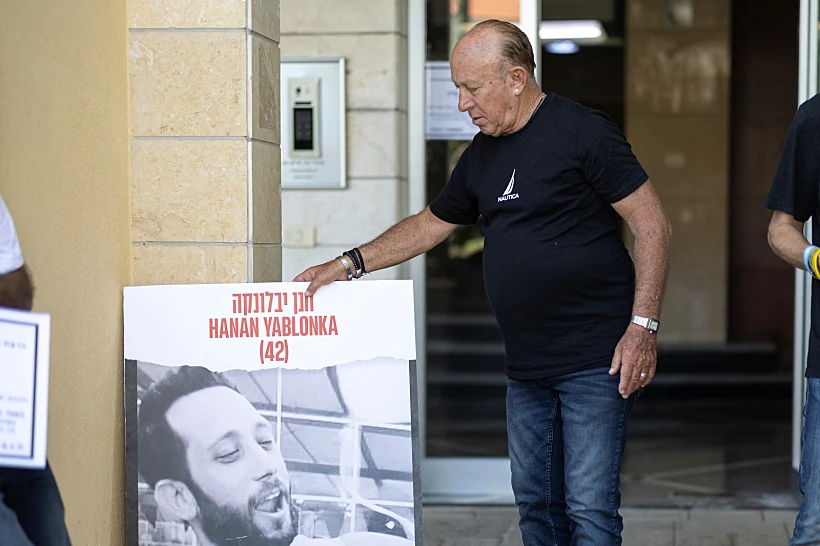 אביו של חנן יבלונקה עם תמונתו