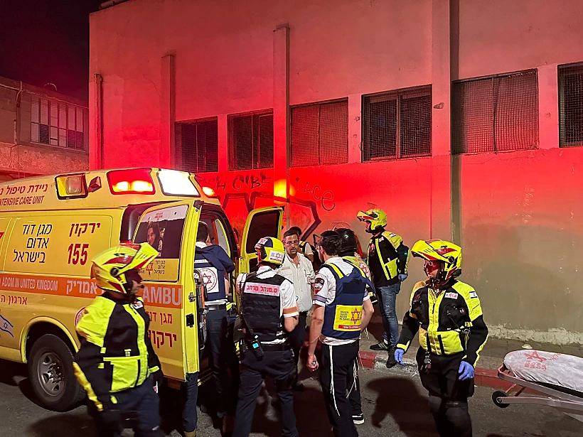 אמבולנסים בזירת הקטטה ההמונית בדרום תל אביב