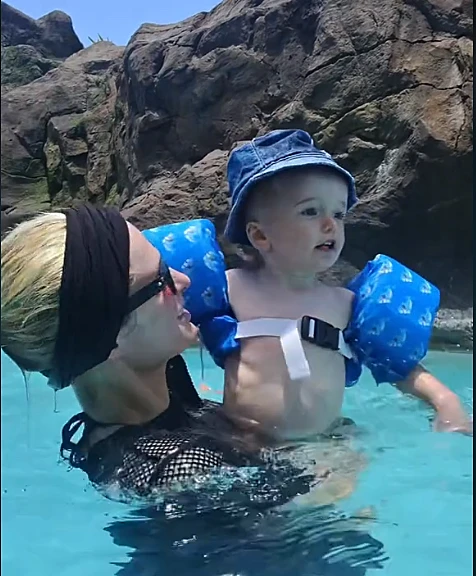 פריס הילטון ובנה פיניקס