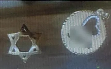 תליוני הזהב ששדד הנאשם מהקשישה