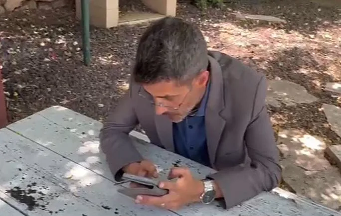 אביחי שטרן בשיחה עם נציגת משרד רה"מ