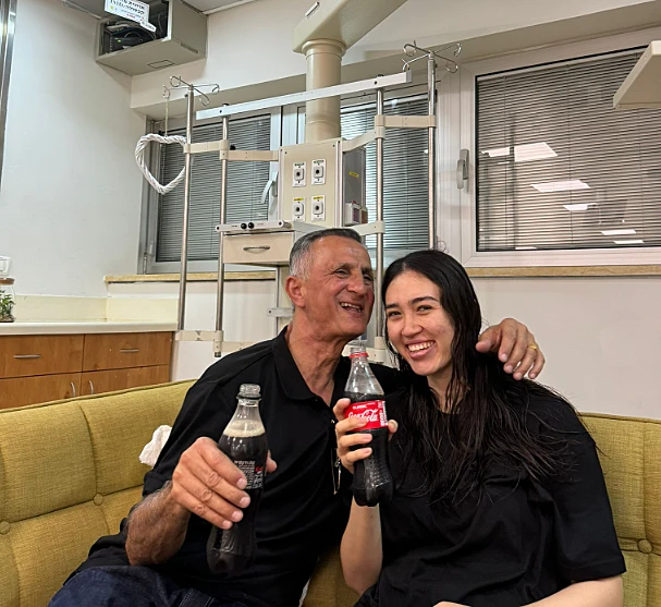 נועה ארגמני עם אביה לאחר חילוצה מהשבי