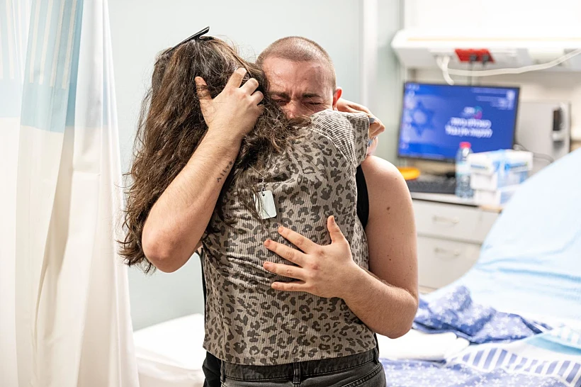 אלמוג מאיר ג'אן רגעי המפגש של החטופים שחולצו עם משפחותיהם בבי"ח שיבא